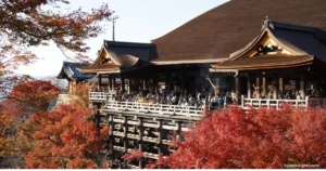 【京都】清水寺 : 舞台からの絶景と三筋の滝。京都屈指の人気観光名所の見どころを紹介